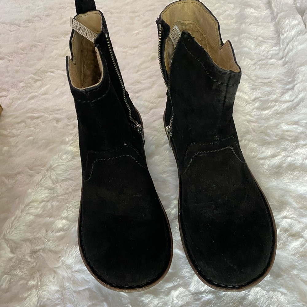 Ugh Neevah Bootie size 6 - Picture 6 of 8